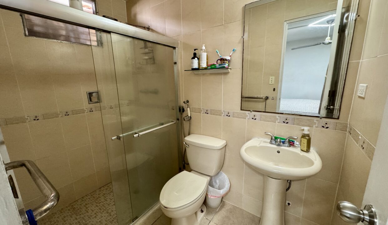 12. Baño principal casa venta Brisas del golf