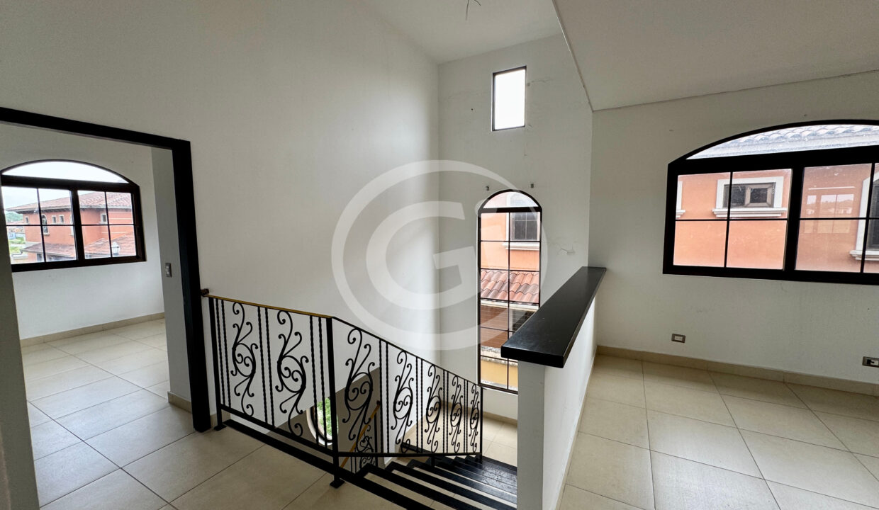 12. Escalera Venta Casa El Doral Costa Sur