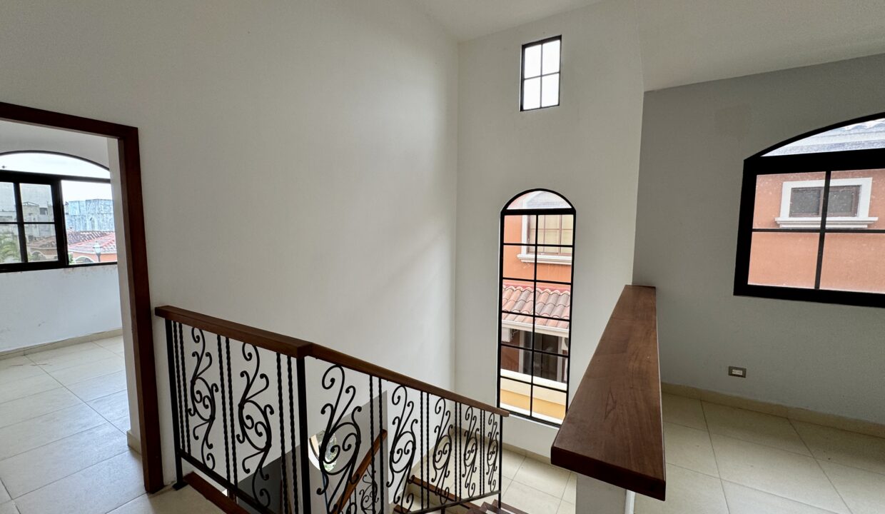 12. Escalera venta casa Costa Sur El Doral