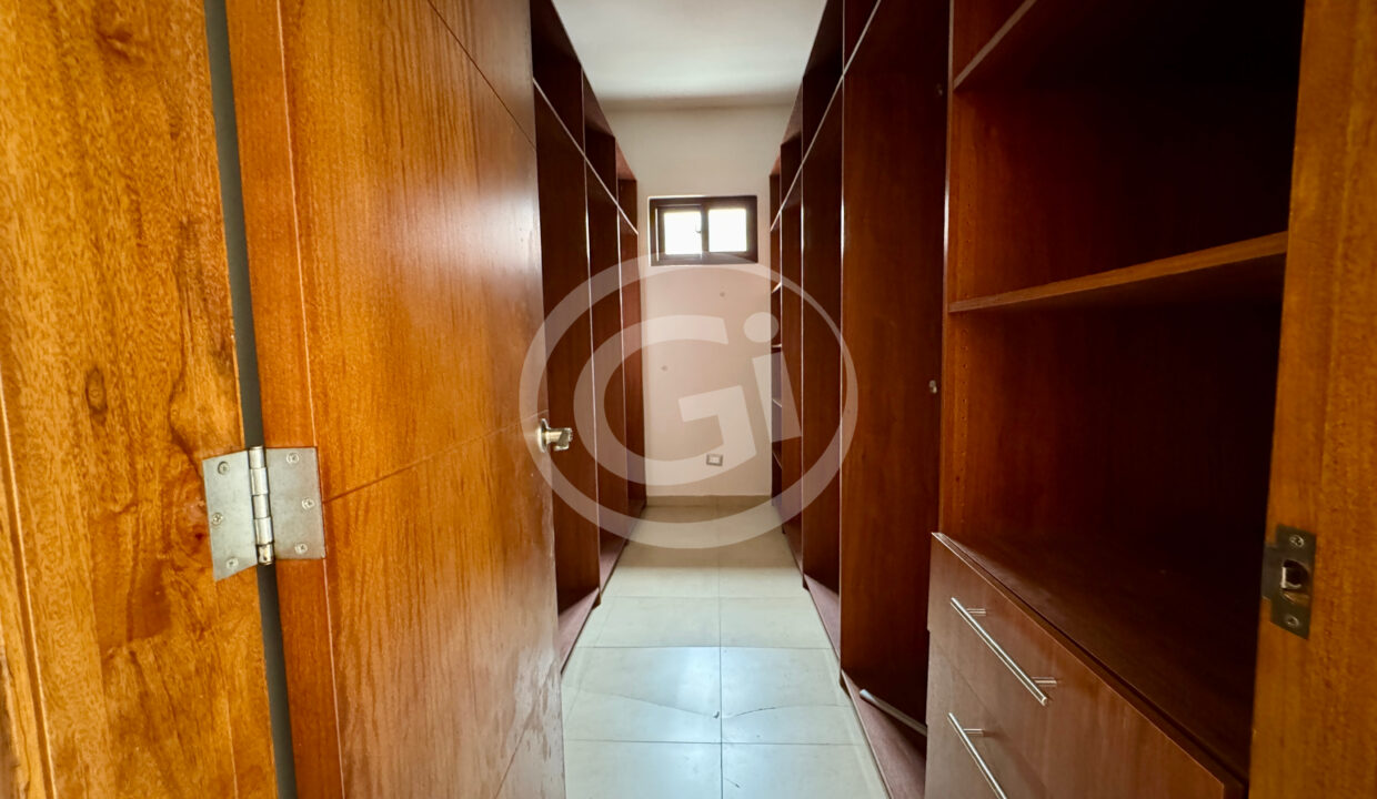 13. Walk in closet venta casa Costa Sur El Doral