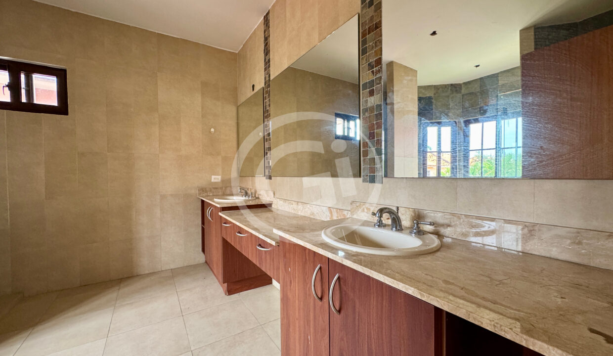 14. Baño venta casa Costa Sur El Doral