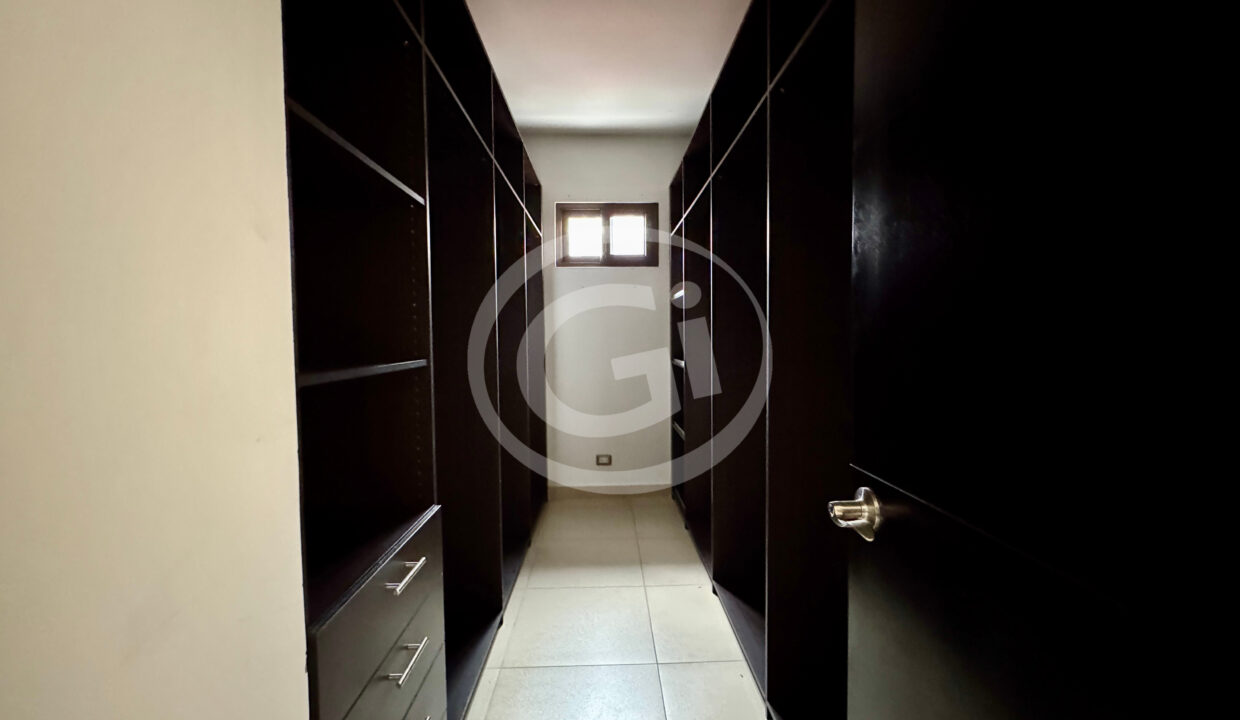 14. Walk in closet Venta Casa El Doral Costa Sur14