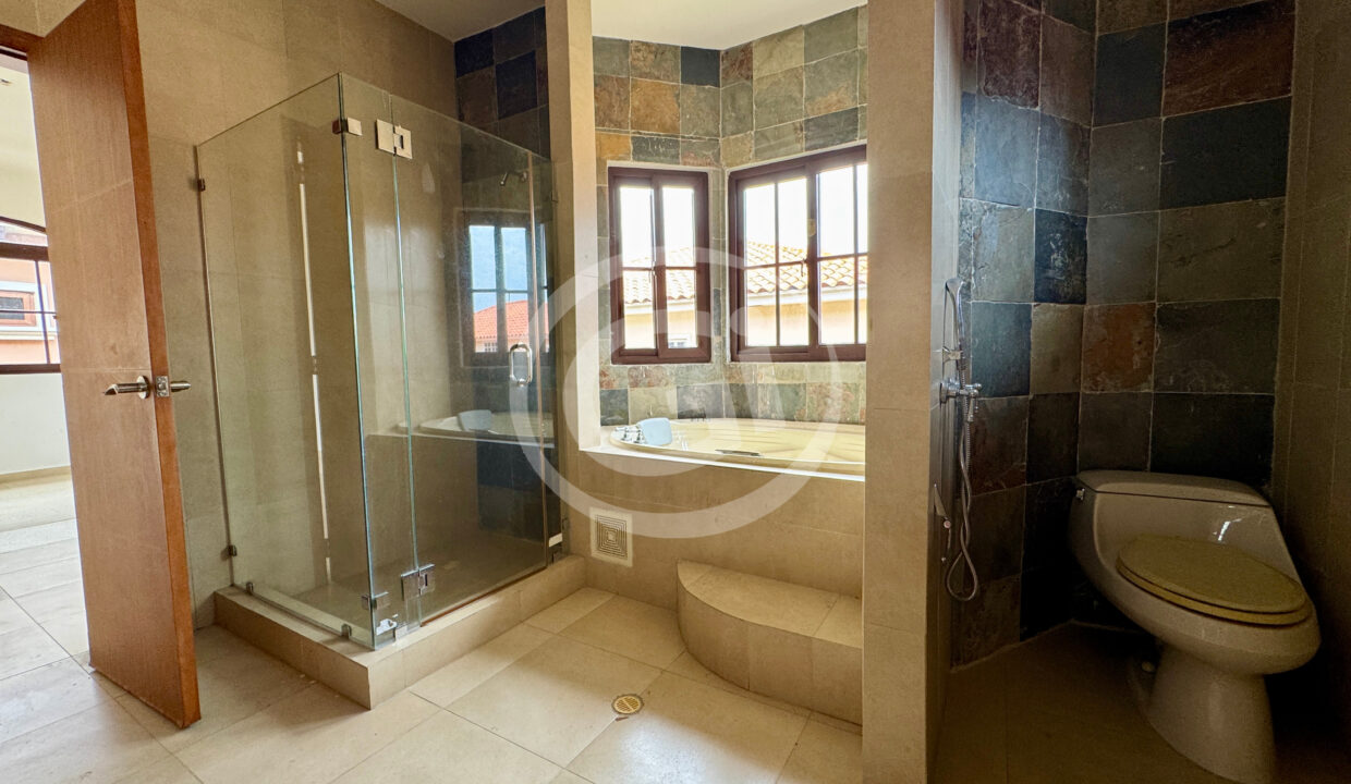 15. Baño venta casa Costa Sur El Doral