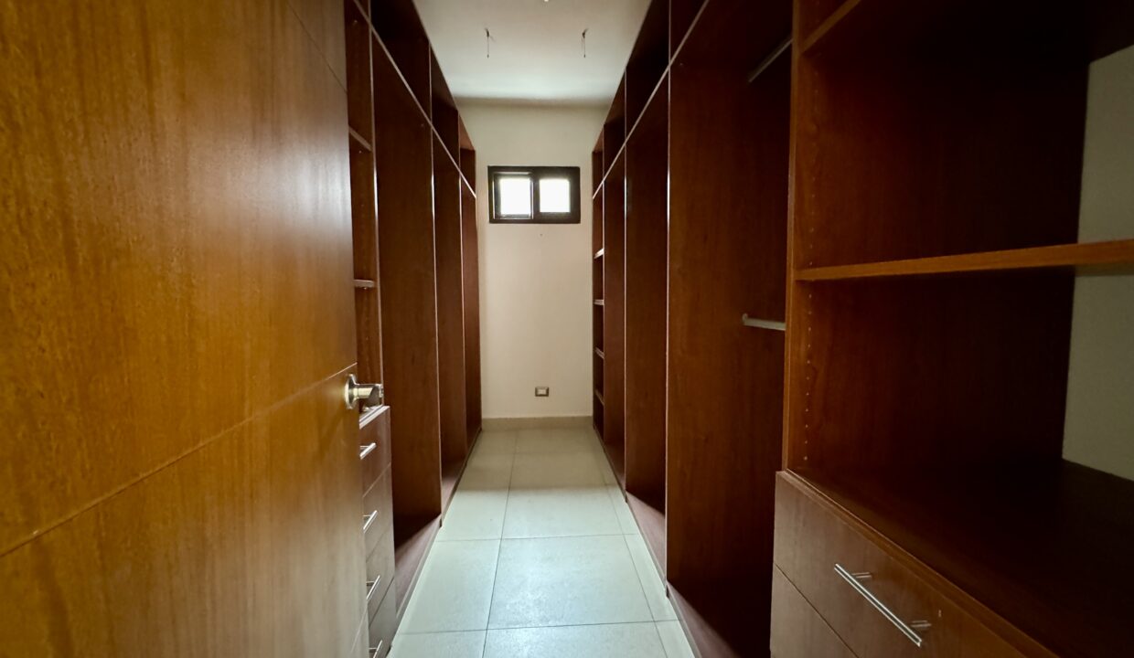 16. Walk in closet venta casa Costa Sur El Doral