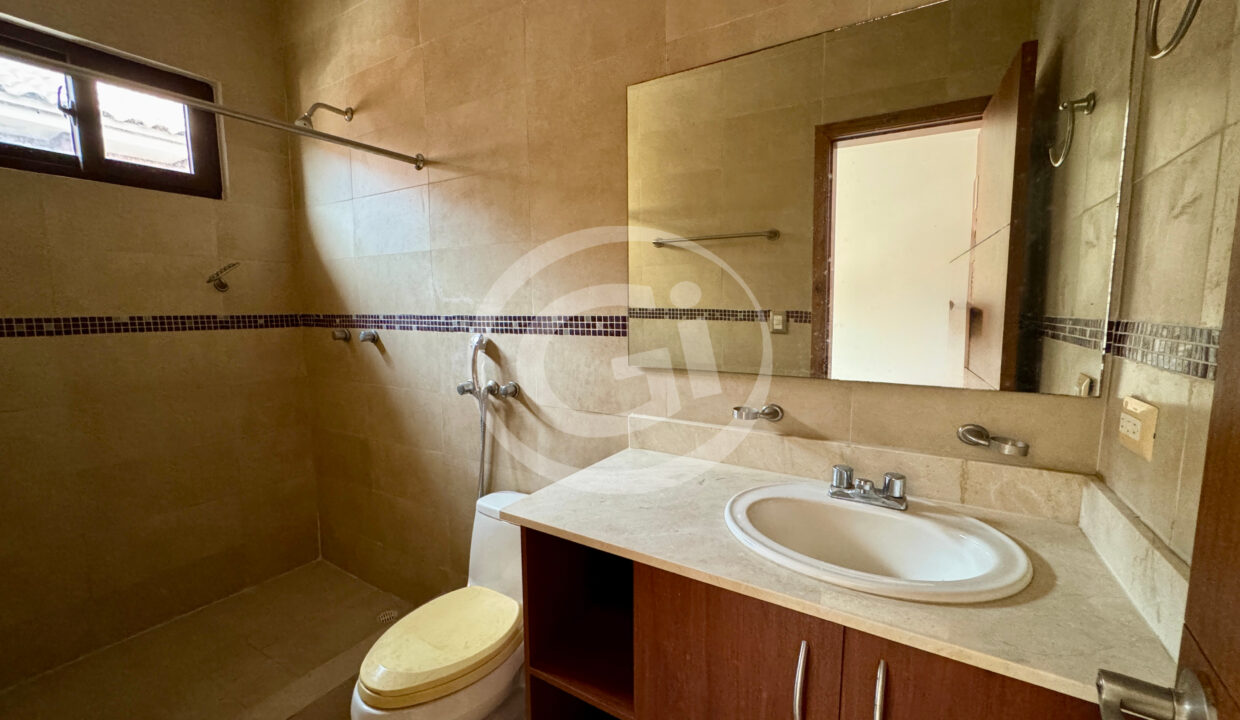 17. Baño venta casa Costa Sur El Doral