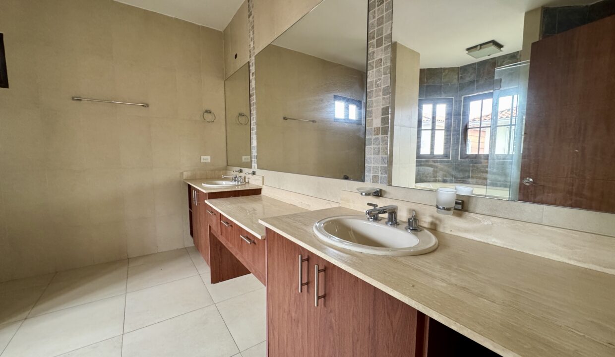 17. Baño venta casa Costa Sur El Doral