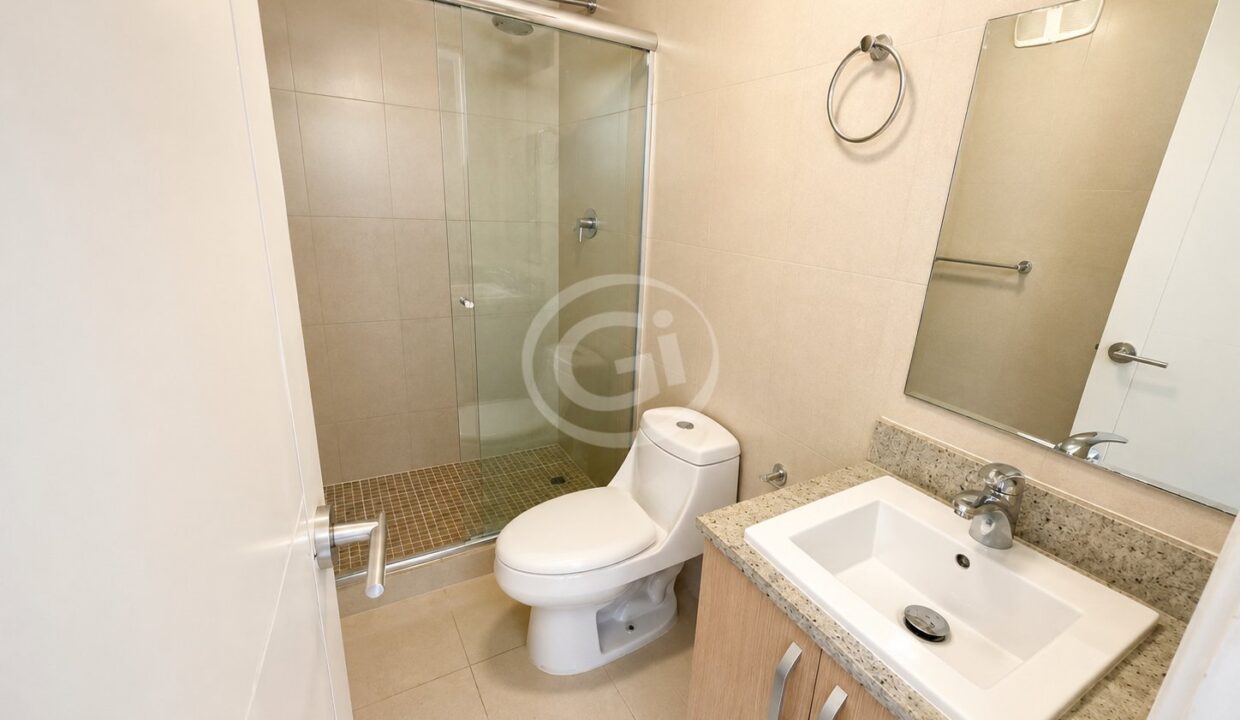 18. Baño Compartido. Remate Bancario PH Rokas Condado del Rey