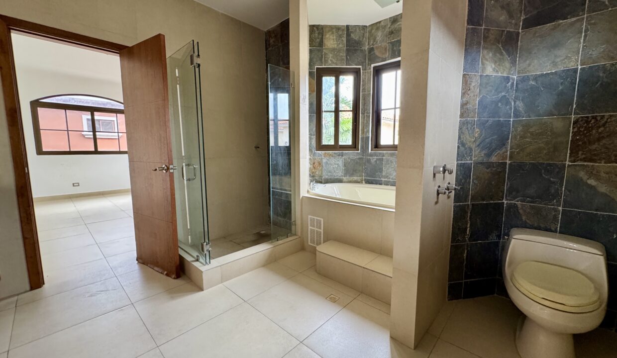 18. Baño venta casa Costa Sur El Doral