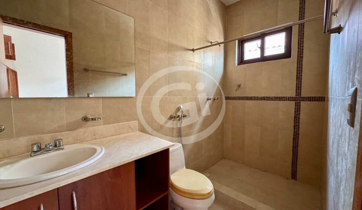 19. Baño venta casa Costa Sur El Doral