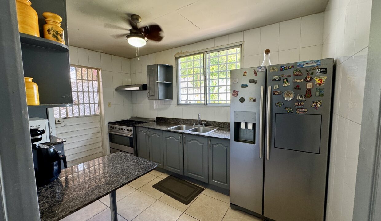 2. Cocina casa venta Brisas del golf