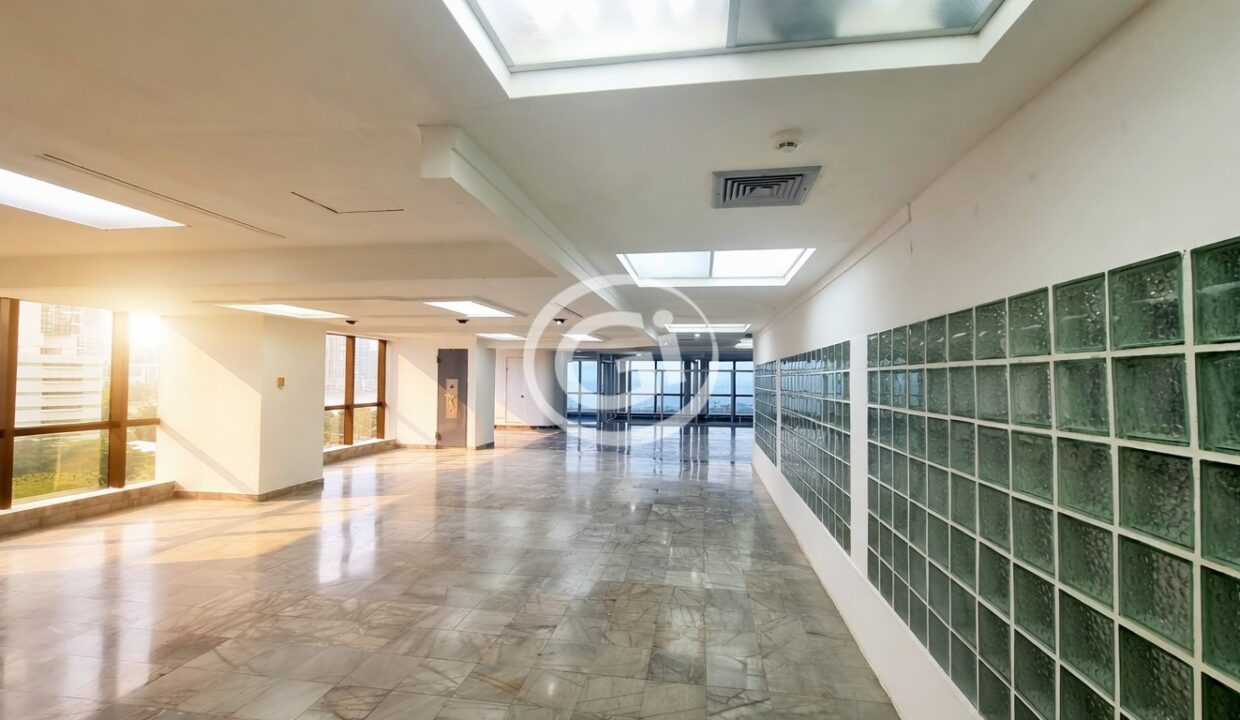 2. Entrada Alquiler oficina Josep Arque
