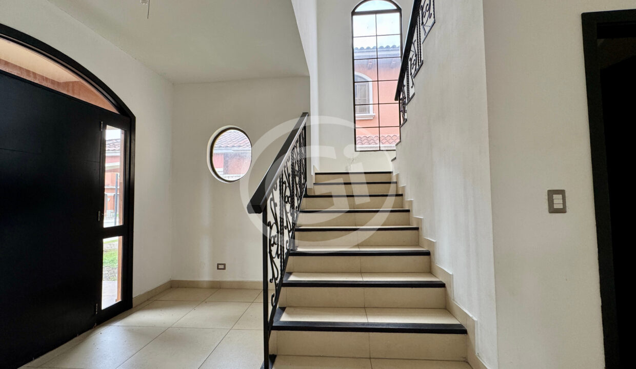 2. Escalera Venta Casa El Doral Costa Sur2