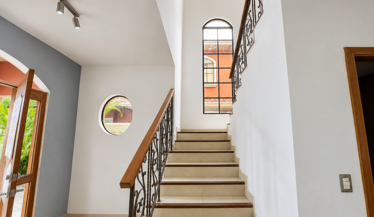 2. Escalera venta casa Costa Sur El Doral