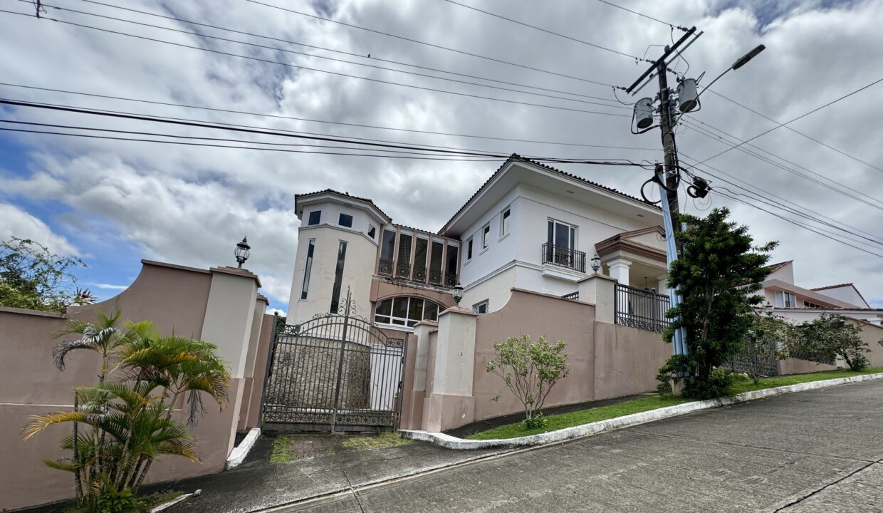 2. Fachada Venta Casa Dos Mares