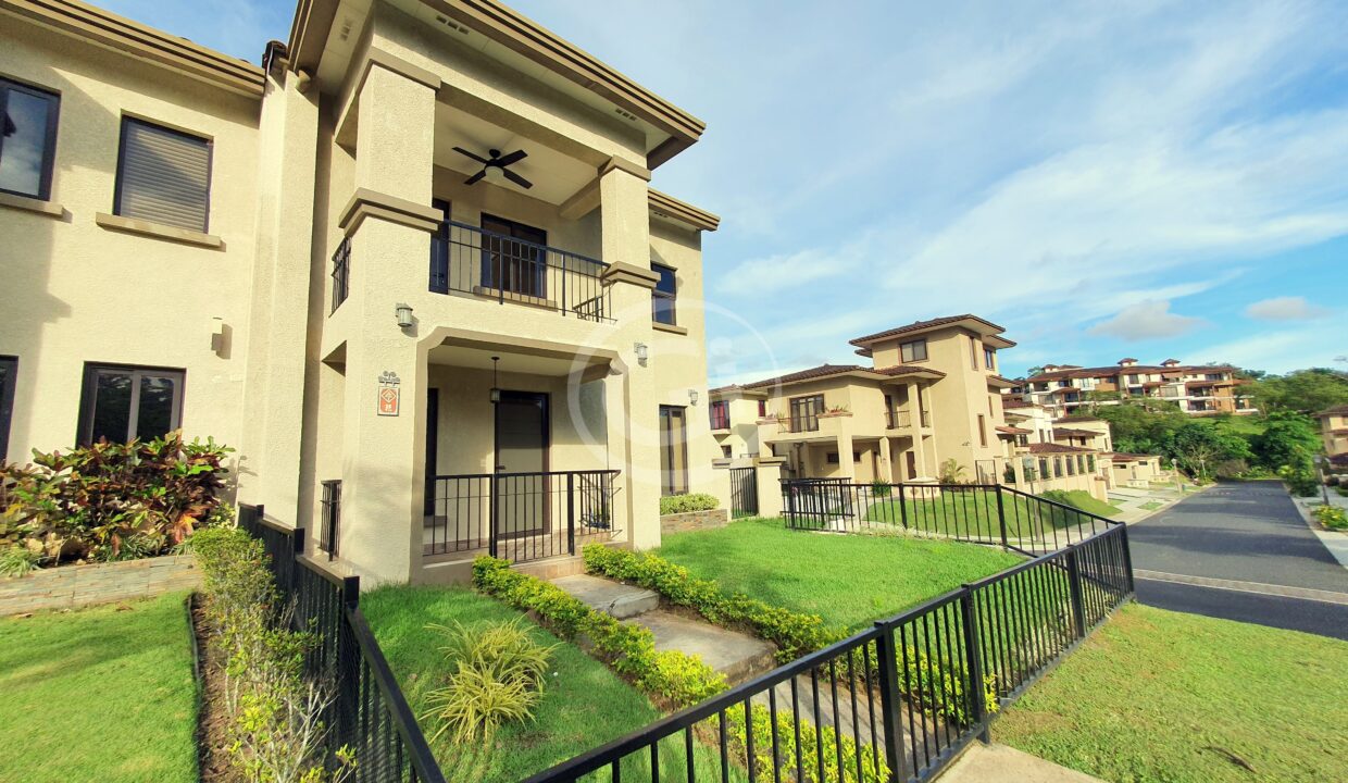 2. Fachada. Embassy Club TownHome. Clayton Panamá