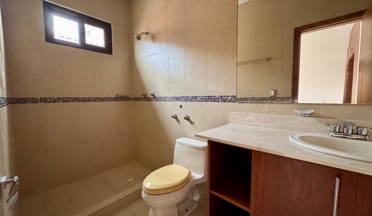 20. Baño venta casa Costa Sur El Doral