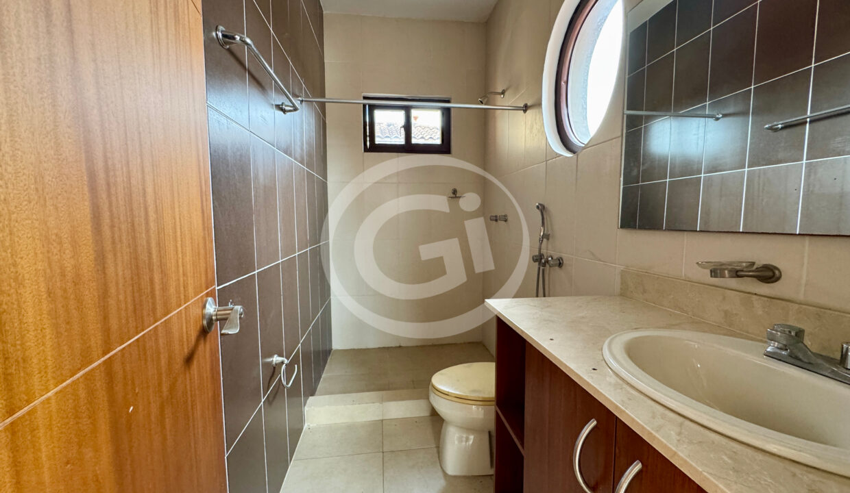21. Baño venta casa Costa Sur El Doral