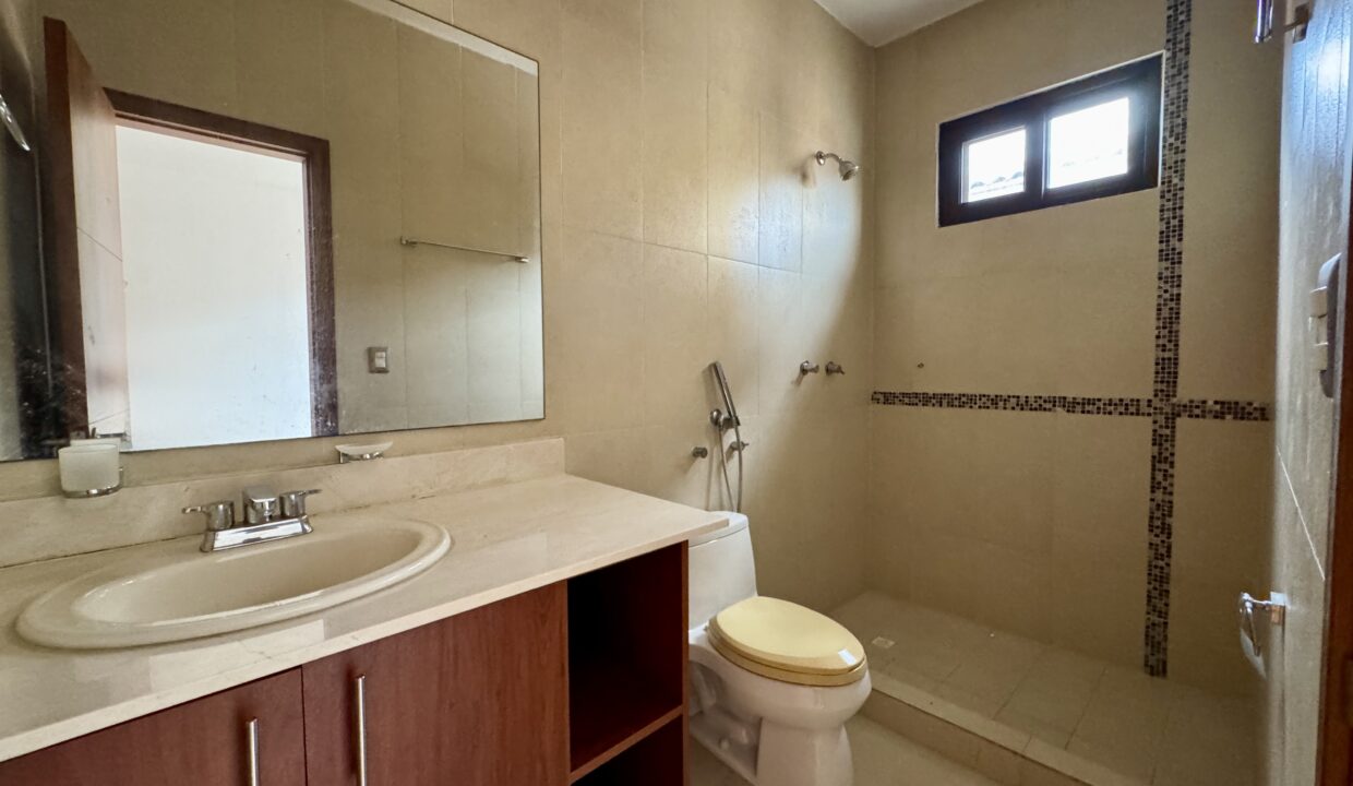 22. Baño venta casa Costa Sur El Doral
