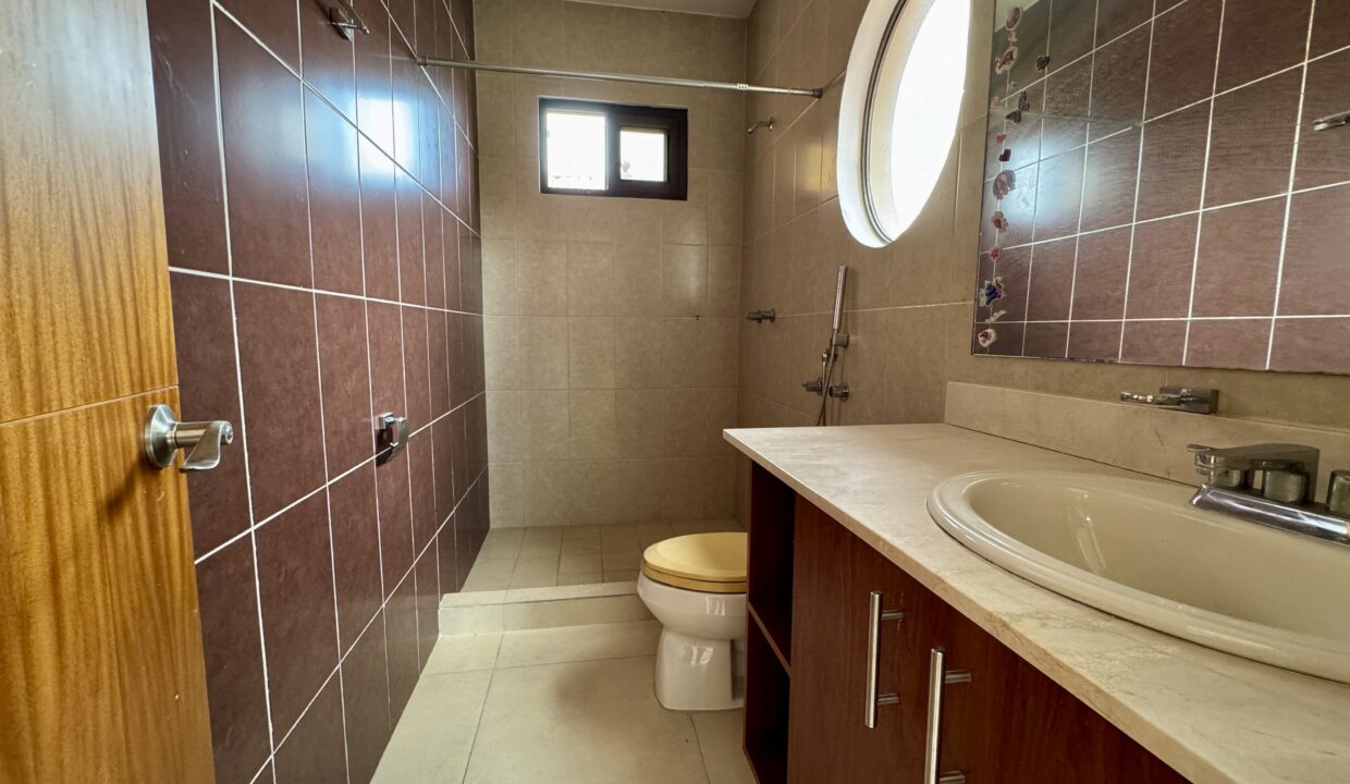 24. Baño venta casa Costa Sur El Doral