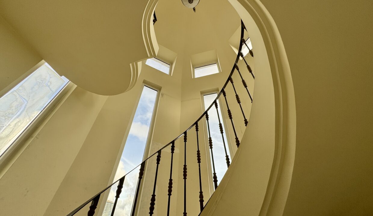 24. Escalera Venta Casa Dos Mares