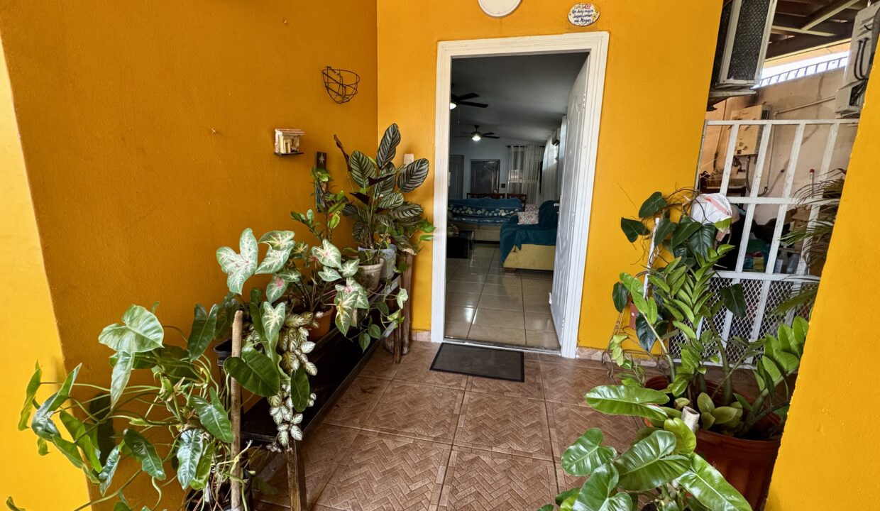 27. Frente casa venta Brisas del golf