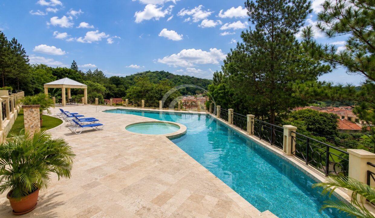 27. Piscina. Pine Hill Albrook Remate Bancario