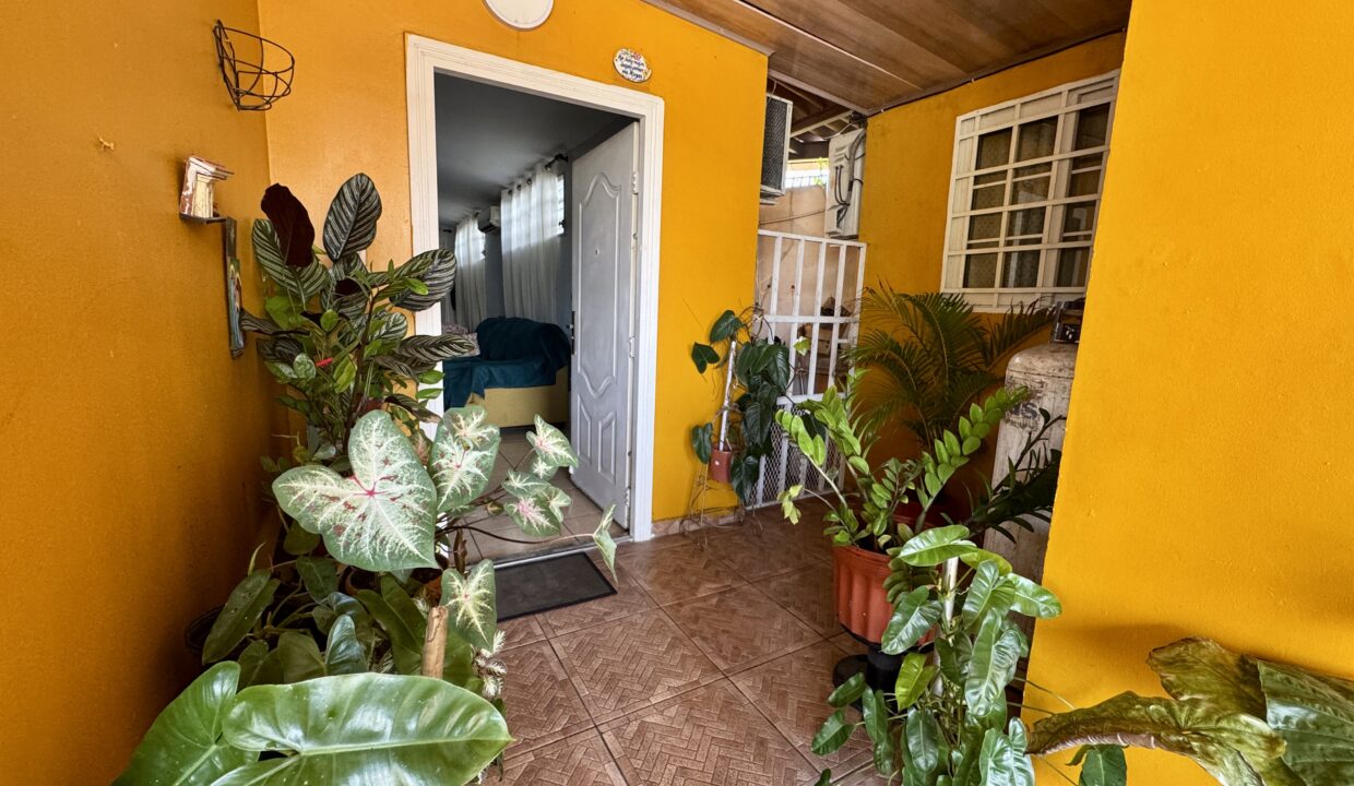 28. Frente casa venta Brisas del golf
