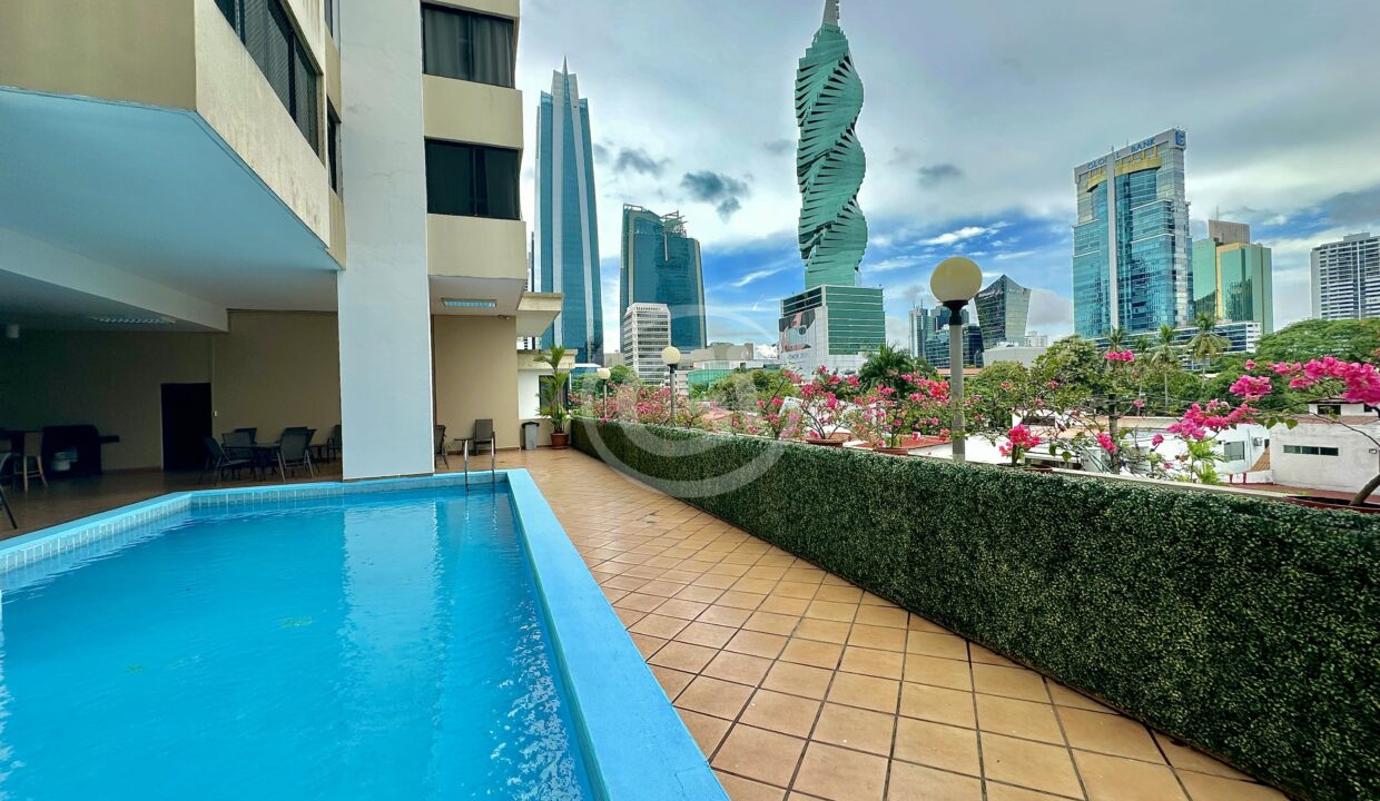 28. Piscina. Venta Marbella Tower