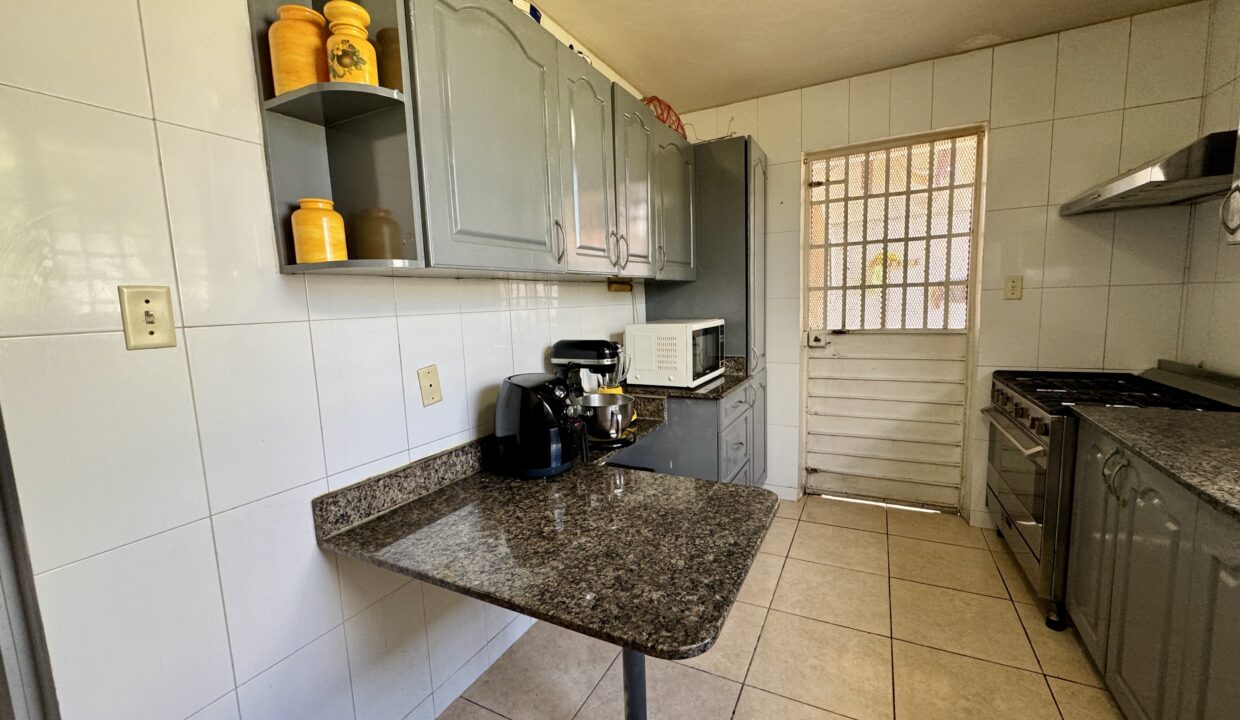 3. Cocina casa venta Brisas del golf