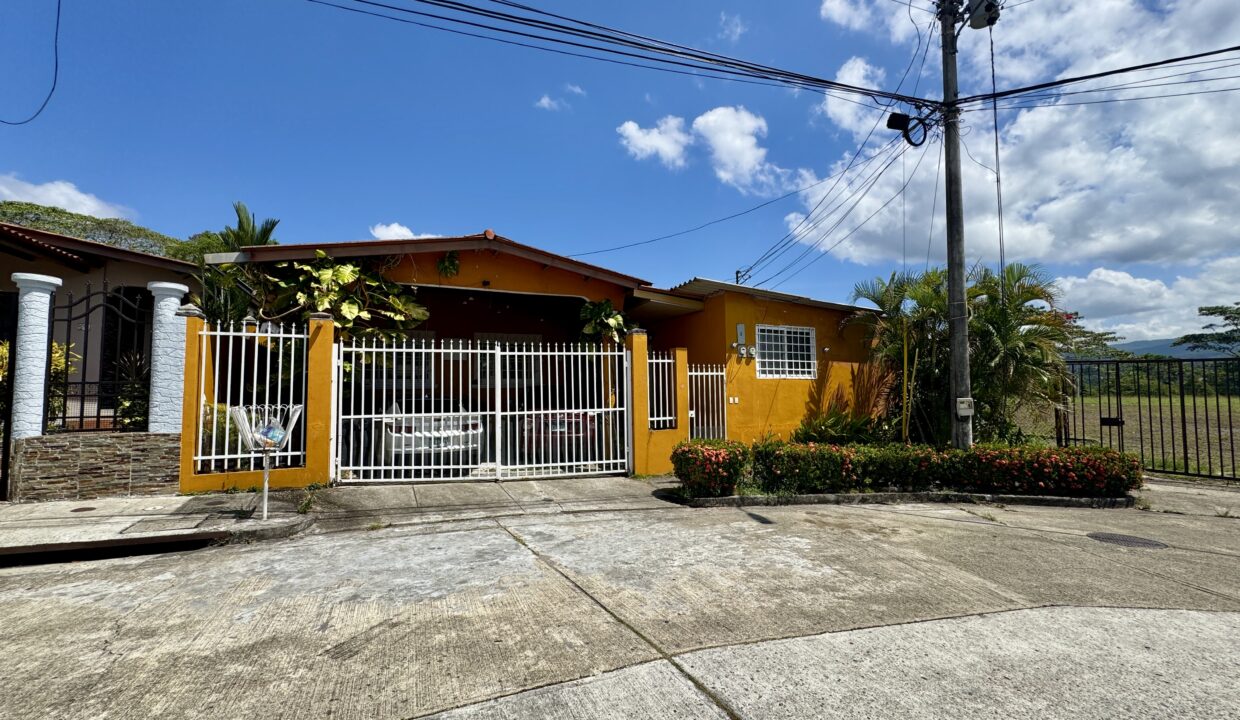 30. Frente casa venta Brisas del golf