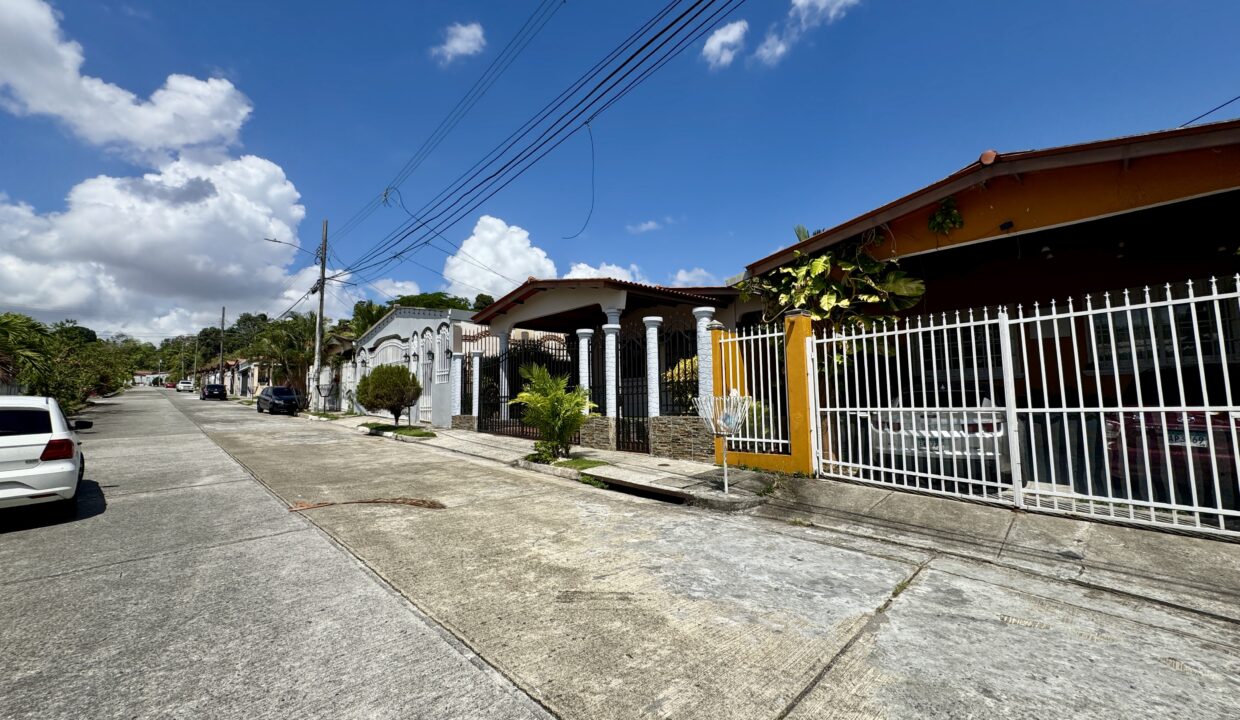 31. Frente casa venta Brisas del golf