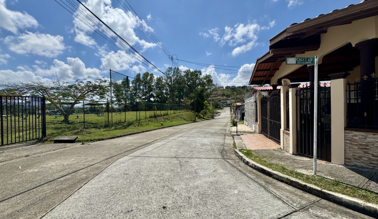 32. Frente casa venta Brisas del golf