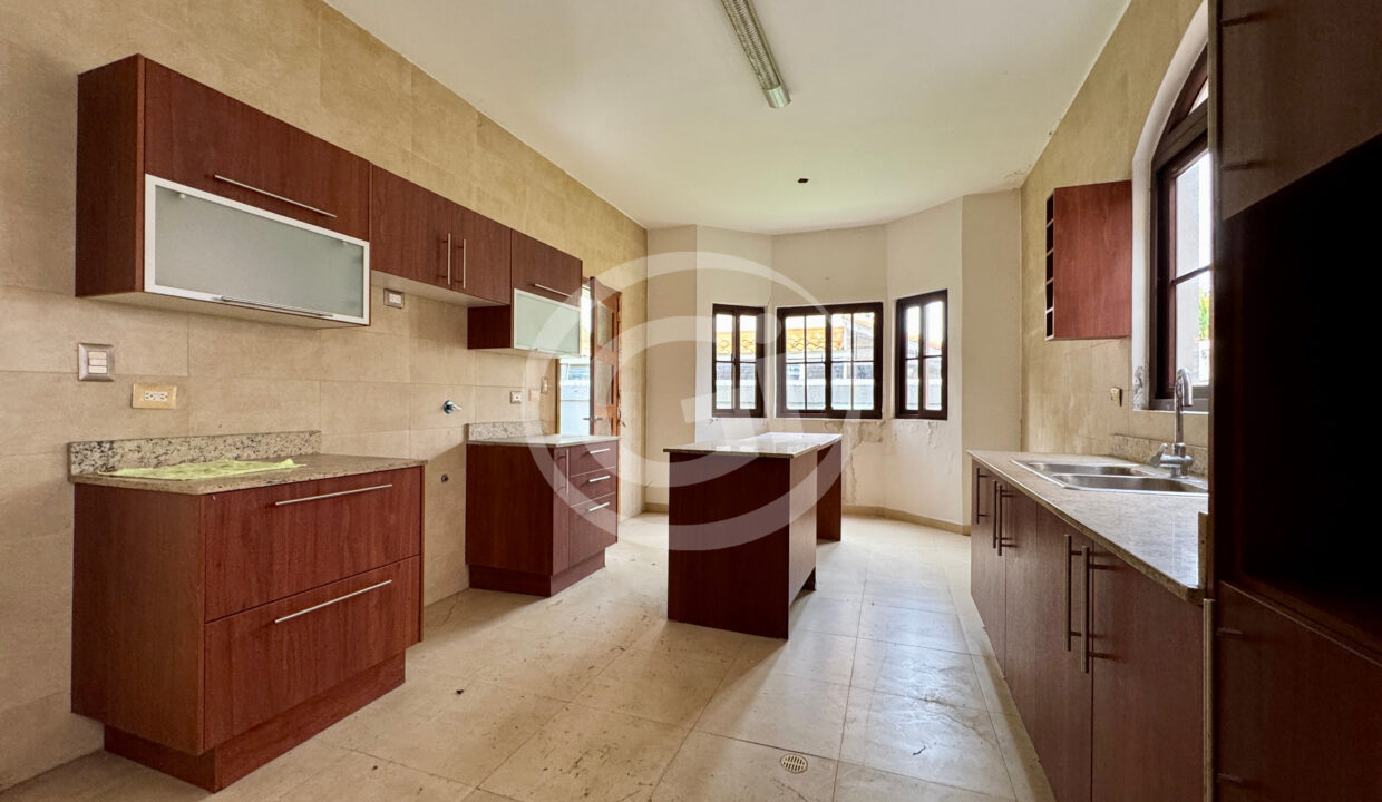 4. Cocina venta casa Costa Sur El Doral