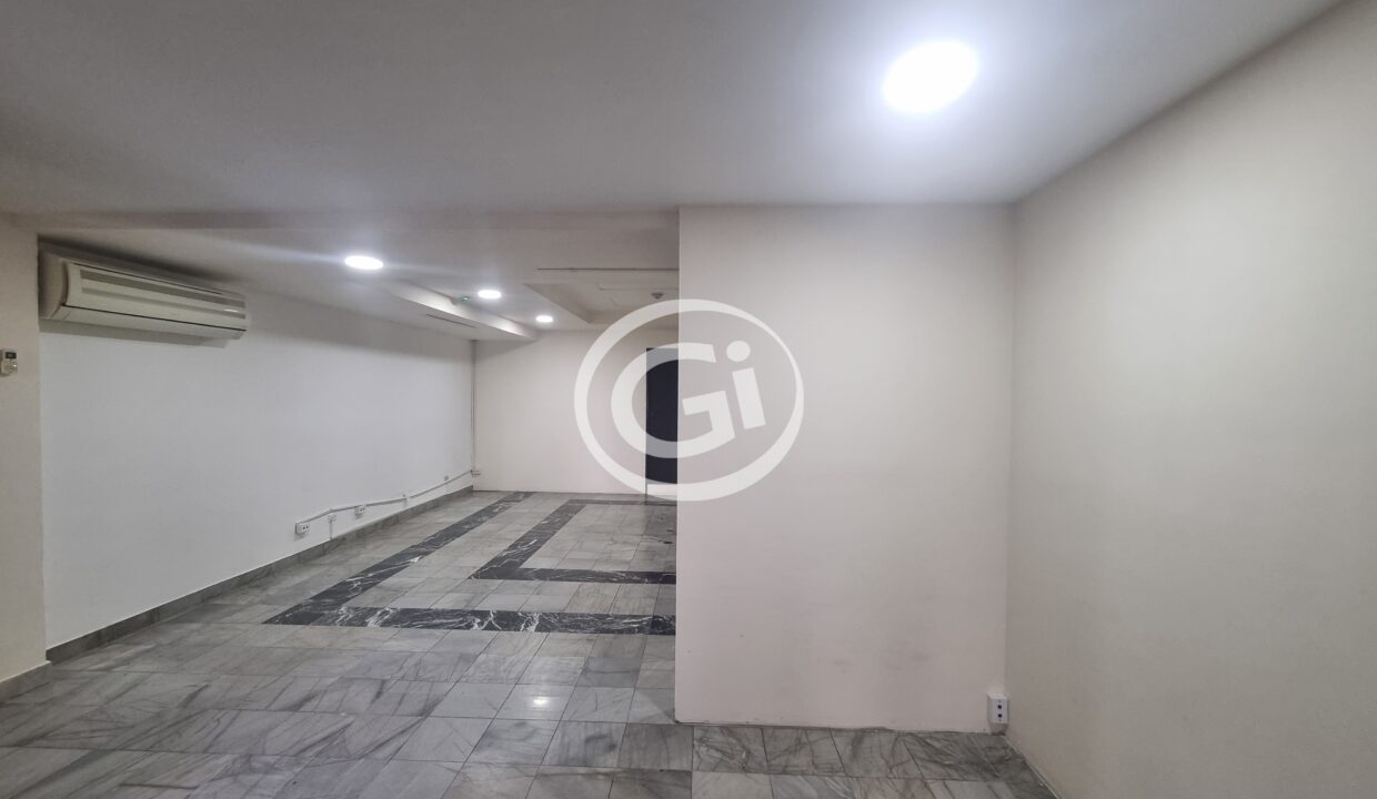 4. Espacio y baño Alquiler Oficia Josep Arque