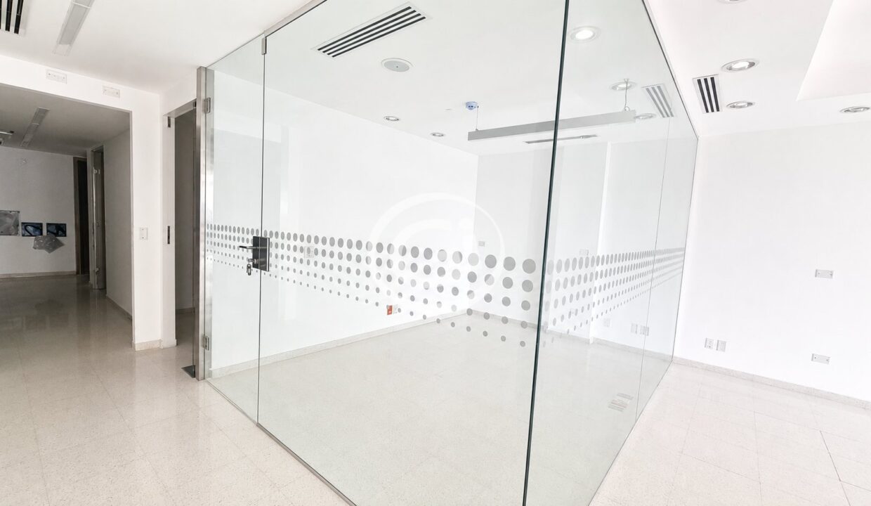 4. Oficina de vidrio Alquiler Local Plaza Liberty (Grupo Vivir)
