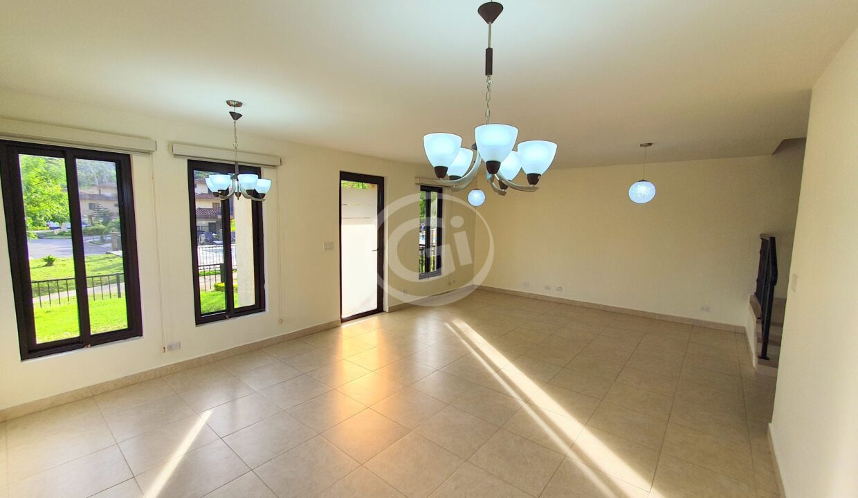 4. Sala-Comedor. Embassy Club TownHome. Clayton Panamá