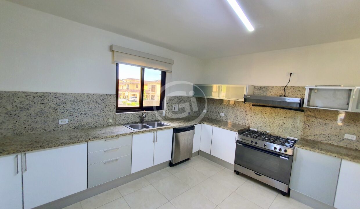 5. Cocina. Embassy Club TownHome. Clayton Panamá