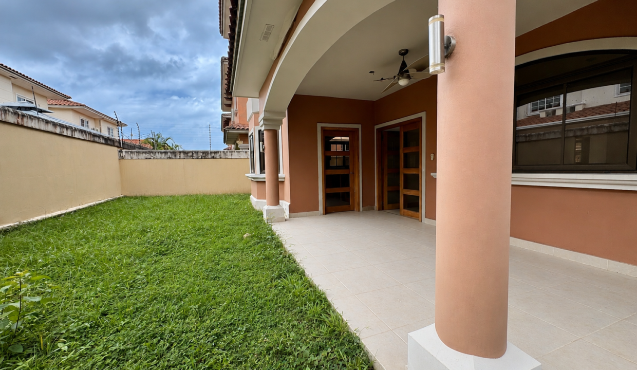 5. Patio venta casa Costa Sur El Doral