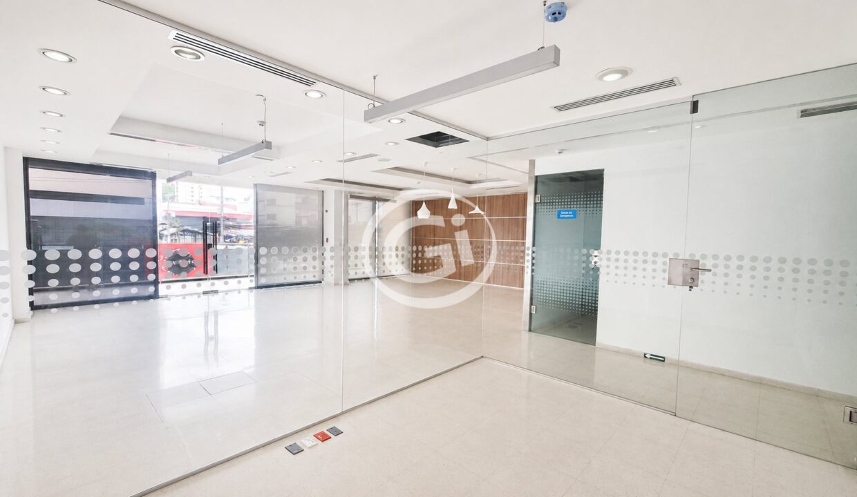 5. Vista interna de oficina de vidrioAlquiler Local Plaza Liberty (Grupo Vivir)