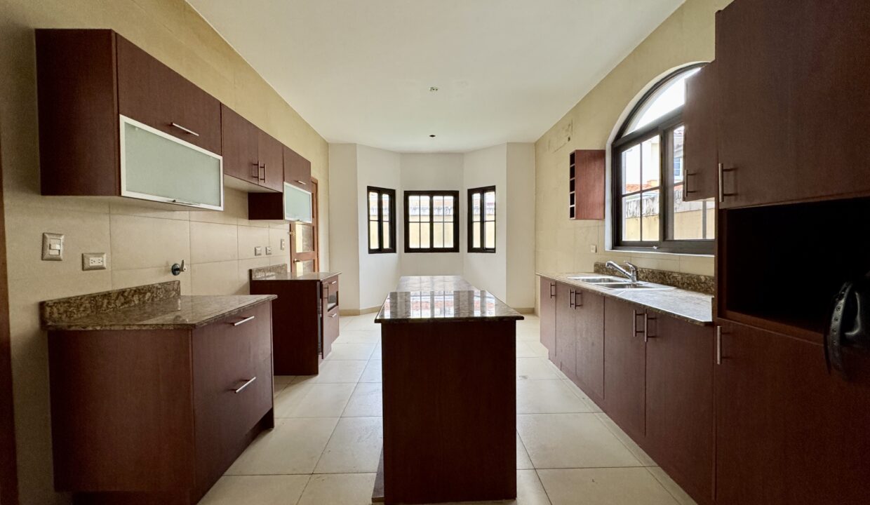 6. Cocina venta casa Costa Sur El Doral
