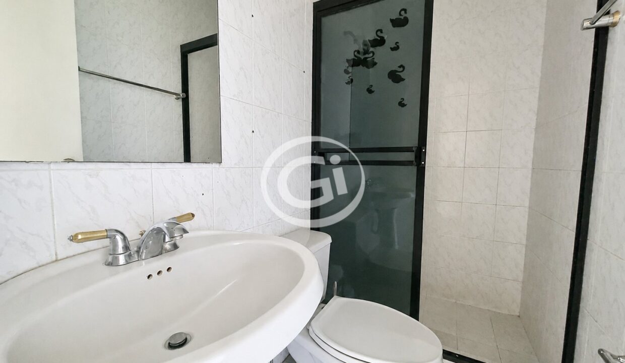 7. Baño secundario Alquiler vista tower