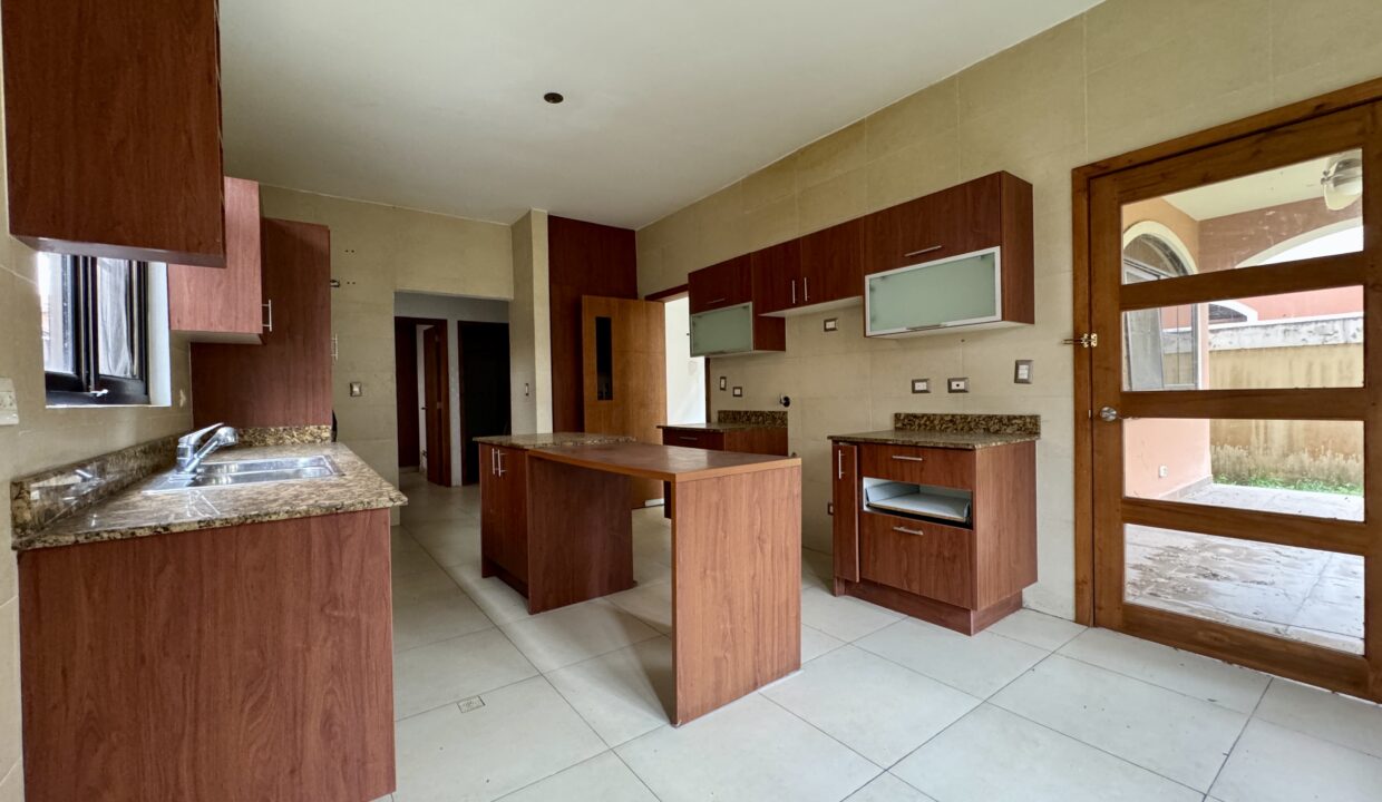 7. Cocina venta casa Costa Sur El Doral