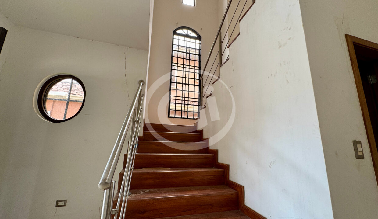 8. Escalera venta casa Costa Sur El Doral