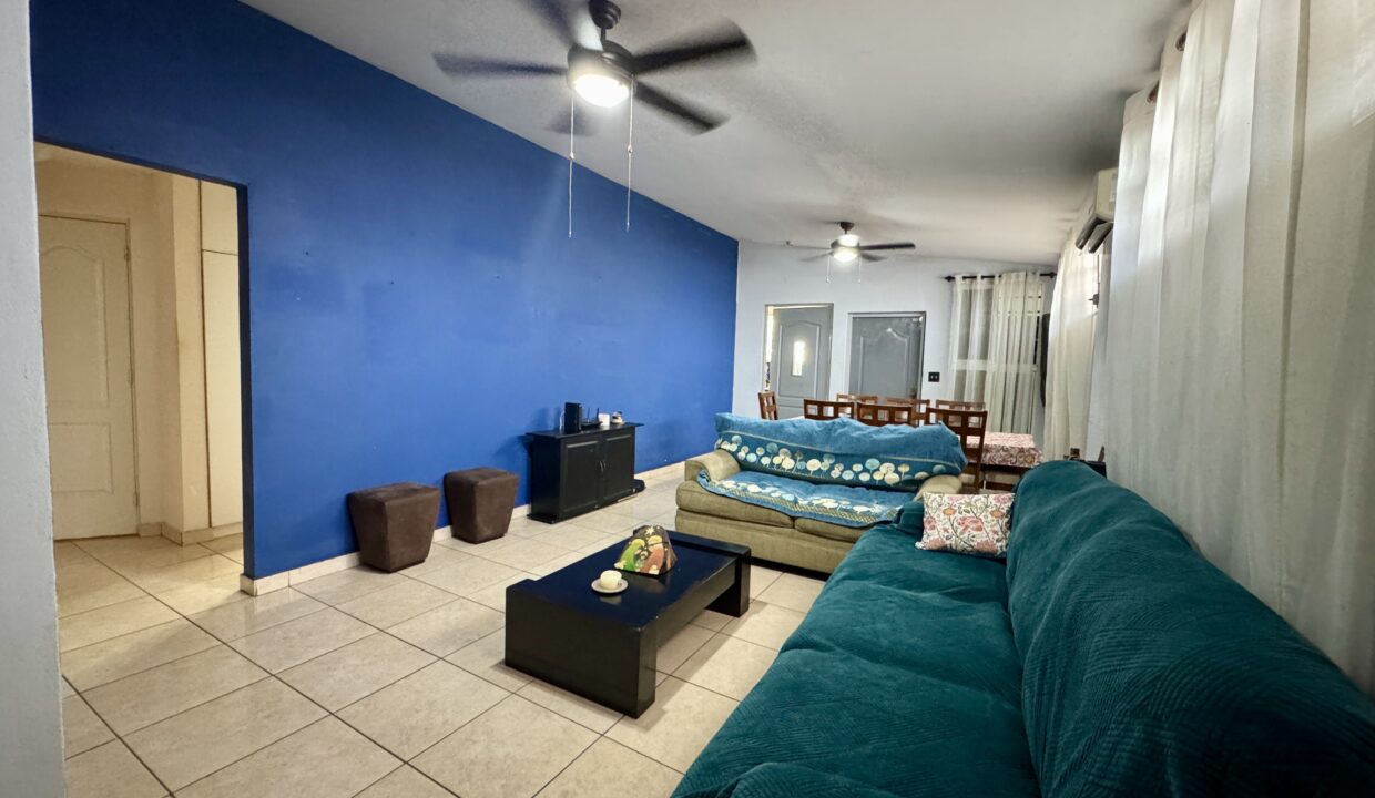 8. Sala casa venta Brisas del golf