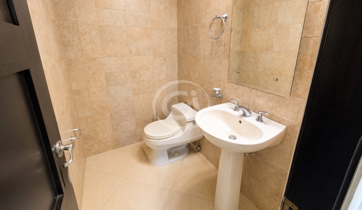 9. Baño Visitas. Embassy Club Venta Apartamento Reposeido Bancario
