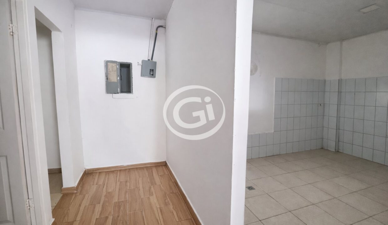 9. Baño y cocina Alquiler local plaza Cecilia