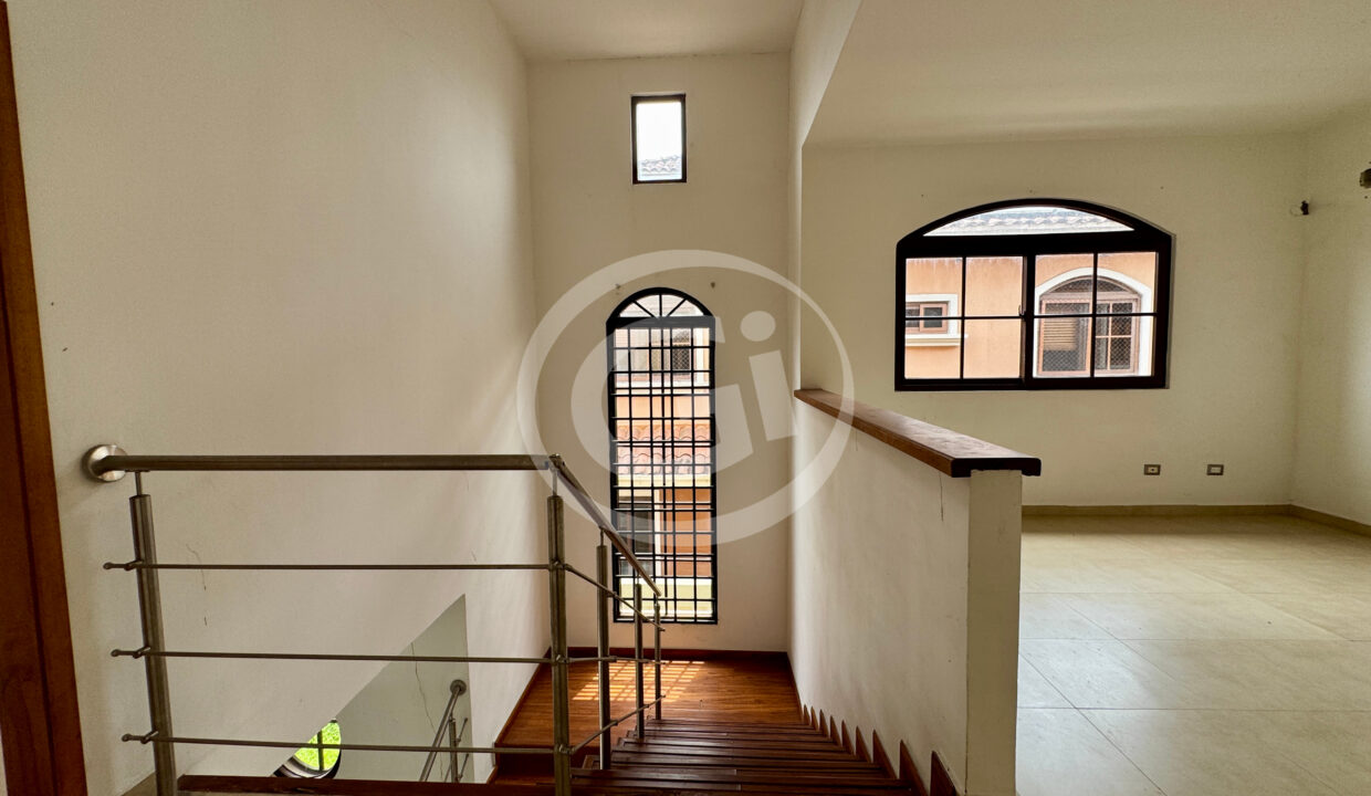 9. Escalera venta casa Costa Sur El Doral