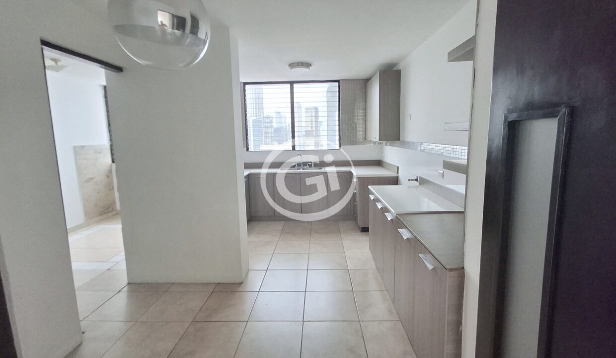 09. cocina entrada (Marbella Towers 25B)