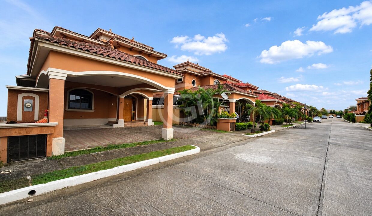 1. Fachada. Remate Bancario.El Doral Costa Sur