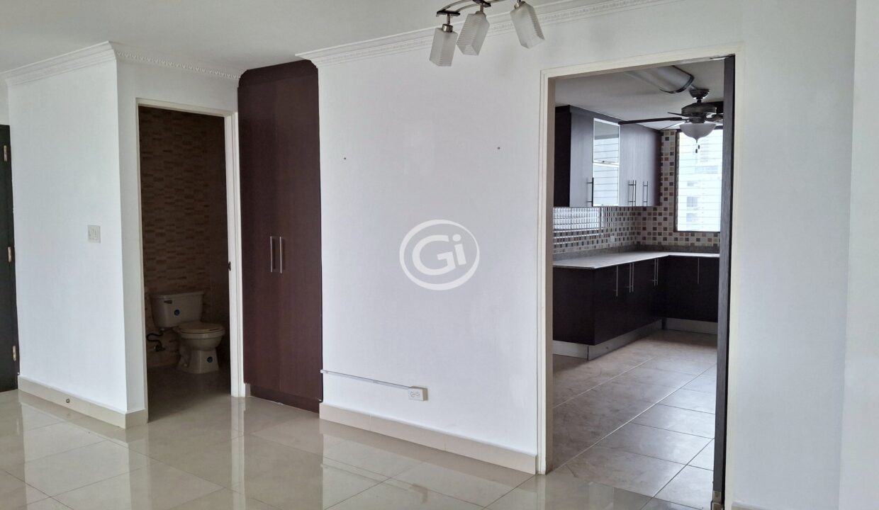 11. pasillo acceso cocina bano (Marbella Towers 2)
